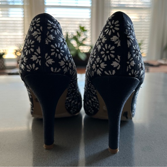 Like-New! Kelly & Katie Floral Embroidered 4" Round Toe Heels - Picture 4 of 5